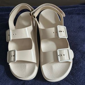 Gucci scan does with 2 Velcro straps